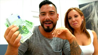 Hombre metrosexual de Lanzarote mira a su esposa como se mete una gran verga