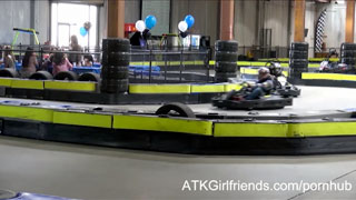 Competencia de karts, ducha caliente y las tres amigas a echar pasión