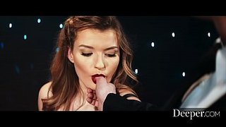 Mia Melano demuestra sus talentos en el escenario ante un hombre de traje