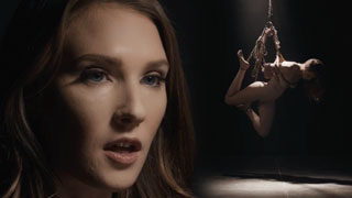 Ashley Lane se queda colgando. Dominada y cogida maniatada