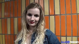 Blondie acaricia las dos vergas antes de darles cariño