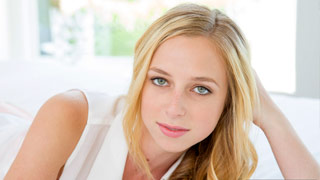 Taylor Whyte se da un baño caliente antes de empezar su primer interracial