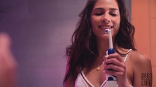 Baby Nicols cepillando su panocha. Cepillo de dientes eléctrico multifunción