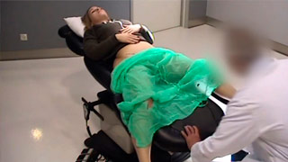 Ginecólogo pervertido se echa un palito con su paciente en la consulta médica