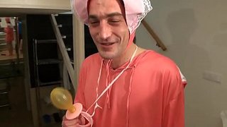 Mara López se deja dar por el pompis por un bebé grande llamado El Nerdy