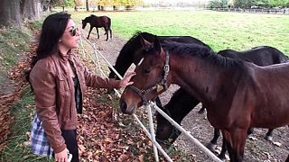 Mara Lopez echando pasión en su rancho tras ver a sus caballos y su toro bravo