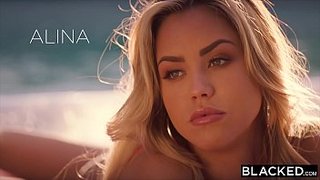 Alina Lopez se calienta junto a la alberca para ser penetrada en la recámara