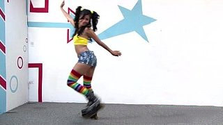Chica patinadora latina se masturba. Laura Montenegro