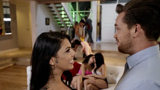 Dura cogida anal a Gina Valentina en una fiesta de universitarios