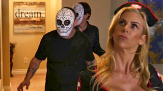 Alexis Fawx le da a su hijastro un regalo de Halloween