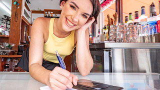 Comprometidos con la salchicha. Natalie Porkman está guapísima con su pelo corto