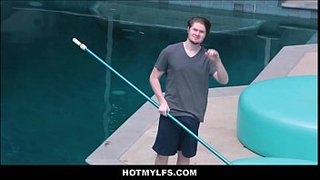 Ama de casa mueve genial el pompis al chavo de la alberca. Krissy Lynn