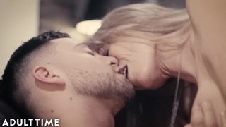 Madura tetona íntima con su jefe jove en la oficina. Darla Crane