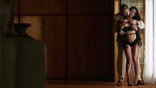 Cogidota de Katrina Jade sobre una camilla de masajes