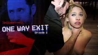 Khloe Kapri se pone cachonda apuntándole al policía con la pistola mientras coge