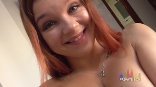 Eyaculación interna en el coñito apretado de linda adolescente pelirroja de 18 años