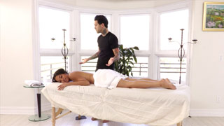 Hermanastra es clavada con el dedo y masajeada. Maya Bijou