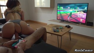 Mi novia me coge mientras yo juego a la Nintendo Switch. Madeincanarias