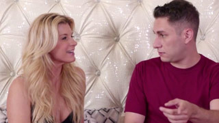 Madrastra rubia caliente se coge a su tierno amor. India Summer