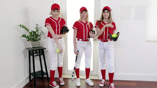 El entrenador de béisbol se deja mamar por tres chavas calientes