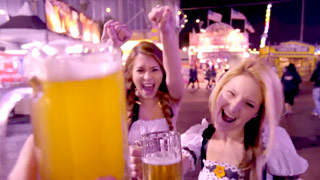 Estudiantes tienen sexo en la fiesta de la cerveza del festival del Oktoberfest