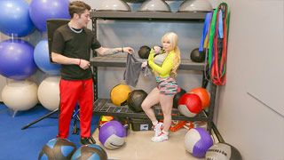 La milf cougar Nikki Delano se echa a su joven entrenador