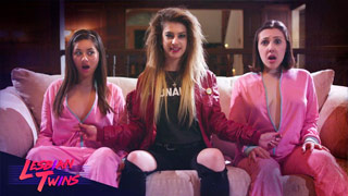 Lesbianas gemelas - Seducción hasta conseguir sus jugosos coñitos