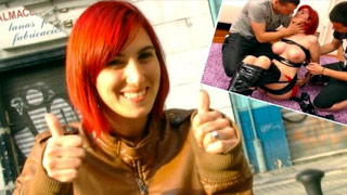 Atractiva vendedora de una zapatería se coge a dos tipos. Valeria Blue