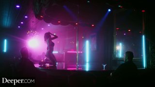 Prostitutas de un club de striptease VIP vacían la cartera de rico vicioso