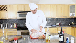 El cocinero pervertido masturba y coge a un pollo en la cocina