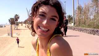 Julia Roca es una chava guapa, provocativa y espontánea