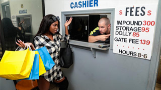 La negra Tori Montana tiene un día glorioso de compras