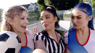 Jugadoras de fútbol cachondas se cogen a su entrenador