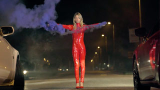 Dura doble penetración a la guapa chava de la carrera de coches. Rebecca Volpetti