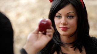 Blancanieves XXX - Escena 4. Blancanieves se echa un palo con la Reina Malvada