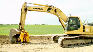 Obreros de la construcción se cogen a latina en la grúa y en la alberca