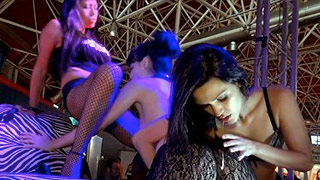 Espectáculo lésbico en vivo y en directo de tres chavas calientes