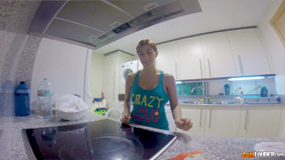 Un día en casa con la caliente Valeria Blue