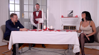 La cena romántica termina en un duro DP para la esposa