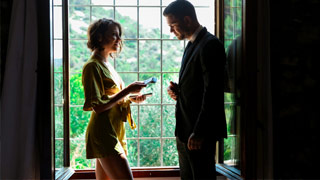 Mujeres Peligrosas - Parte 4. Junto a la alberca con dos bellezas