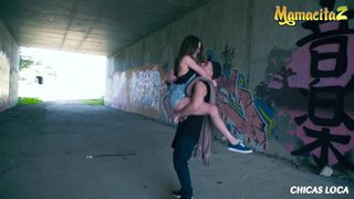 La guapa rusa Evelina Darling gimiendo en un túnel con eco