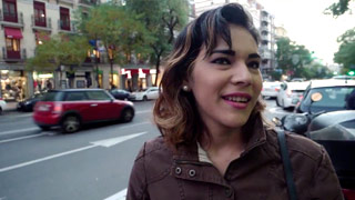 Vamos a buscar a Katia al trabajo, según sale de la perfumería a coger