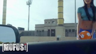 Encontramos a una chava flaca jugando al fútbol en el campus universitario