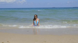 MILF bien buena con un bikini bien provocador en la playa. Silvia Saige