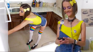 Partiendo en dos el cuerpecito flaco de Zoe Sparx con una cogida anal dura