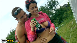 Chavas calientes en la película de orgía - Parte 2. Hora de comer tetas