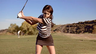 Así se mueven las chichis grandes de Gabbie Carter al echarse una cascarita de golf y al coger