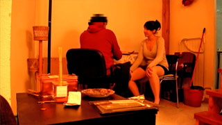 Bella vende su trasero para pagar la remodelación de su casa