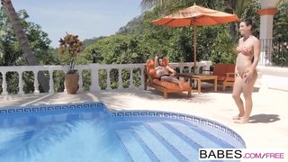 Chapuzón en la alberca y sesión de sexo. Julia Roca y Bianca Resa