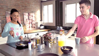 El amor verdadero. Apolonia cocinando huevos y Jordi balanceando sus huevos